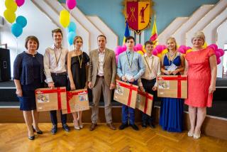 Випускникам кам`янських шкіл вручили медалі за видатні успіхи у навчанні